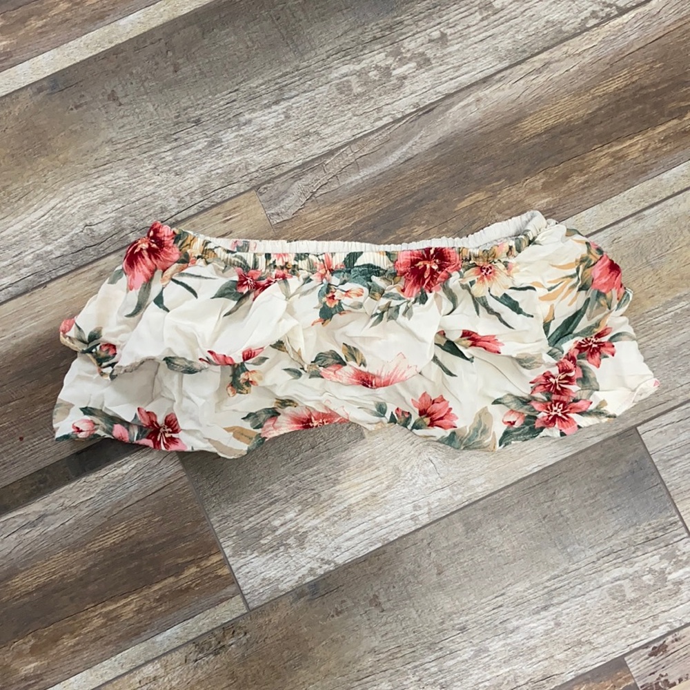 American Eagle top. Cream and floral colored. Never been worn